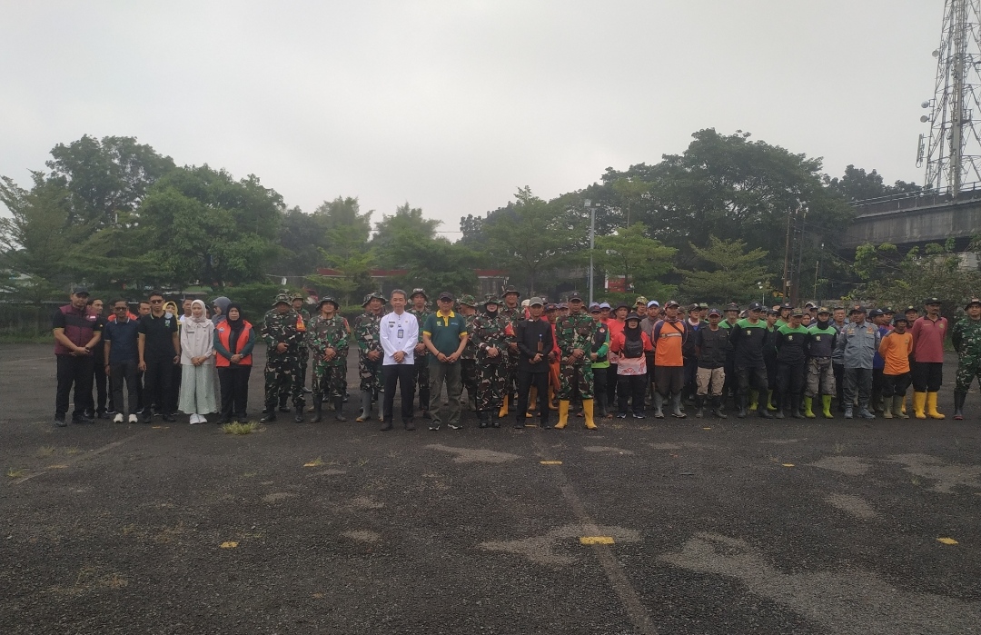 Kodim 0618/KB Laksanakan Program Kerja Bakti Kamis Bersih Sepanjang Jalan Ibrahim Adjie Kelurahan Kebun Waru Kecamatan Batununggal