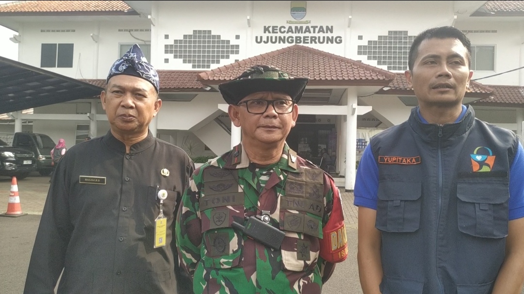 Koramil 1811/UBR Kodim 0618/KB Laksanakan Program Kerja Bakti Kamis Bersih Sepanjang Sekitar Pasar Ujung Berung, Alun Alun dan Mesjid Besar Ujung Berung.