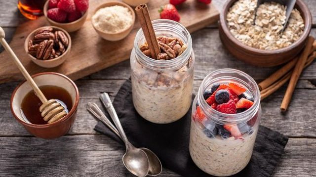 Oatmeal vs Yogurt, Mana Sarapan Lebih Sehat? Ini Jawaban yang Perlu Kamu Tahu Oatmeal vs Yogurt, Mana Sarapan Lebih Sehat? Ini Jawaban yang Perlu Kamu Tahu