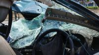 Mobil BMW Listrik Bernopol B-77-NRI Diamuk Warga Usai Tabrak Pemotor di Meruya